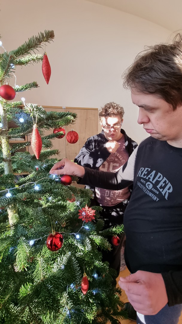 Zdobenie vianočného stromčeka